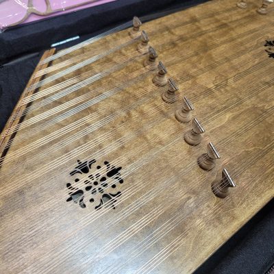 سنتور جاوید با جعبه و مضراب و آچارکوک
